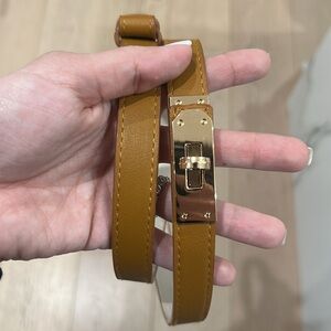 Adjustable skinny belt brown on gold